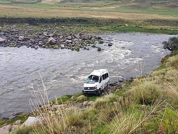 Unidad de transporte vuelca hacia río en Cusco (FOTOS)