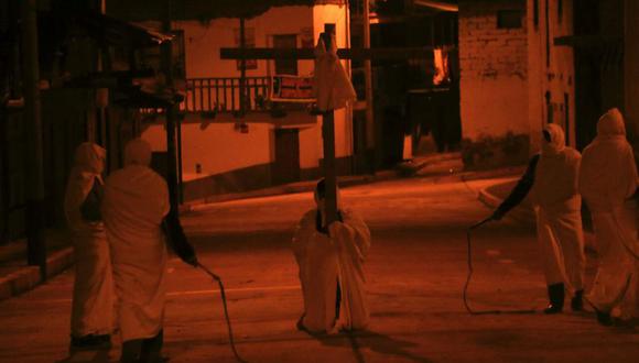 Caminan unas ocho cuadras del pueblo, cargan una cruz y reciben latigazos cada vez que les toca descansar. (Fotos: Johnny Aurazo)