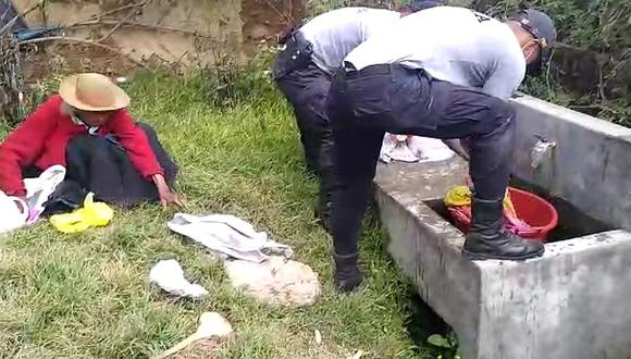 Huancayo: Policías llevan víveres y terminan lavando la ropa de ancianita de 83 años (VIDEO)