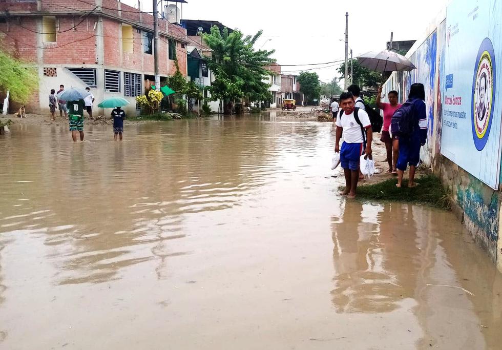 Escolares afectados por inundación de exteriores de colegio (Foto: Cortesía)