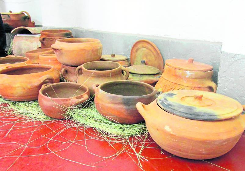 Talentosas y laboriosas manos hacen cerámicas