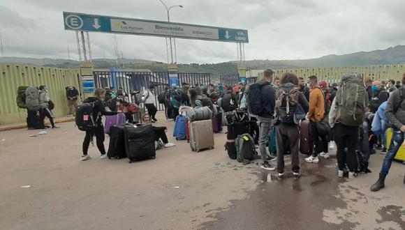 Los turistas extranjeros permanecen en los exteriores del aeropuerto del Cusco a la espera de que se habiliten los vuelos. (Foto: Juan Sequeiros)