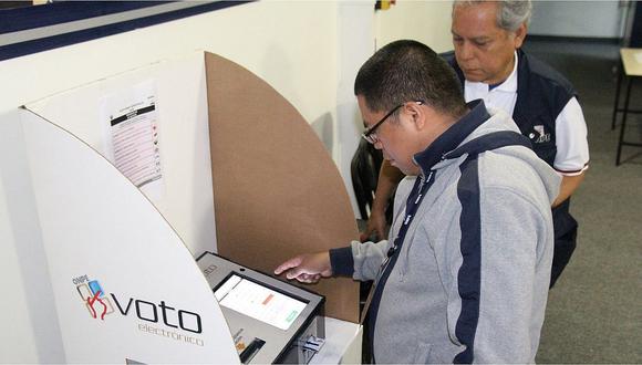 Electores reportan problemas técnicos de máquina para emitir voto electrónico