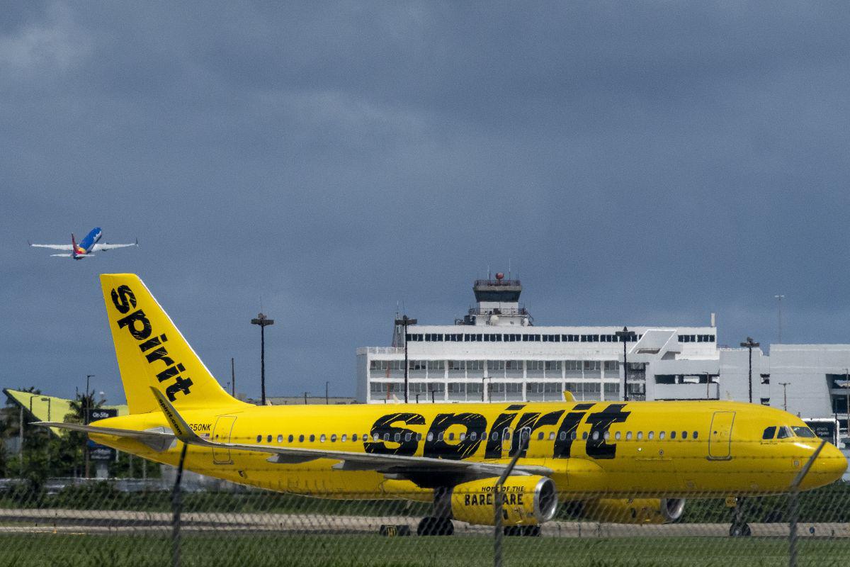 Se ve un avión comercial de Spirit Airlines gravando la pista cuando otro despega del Aeropuerto Internacional Luis Muñoz Marín en San Juan, Puerto Rico. (AFP/RICARDO ARDUENGO).