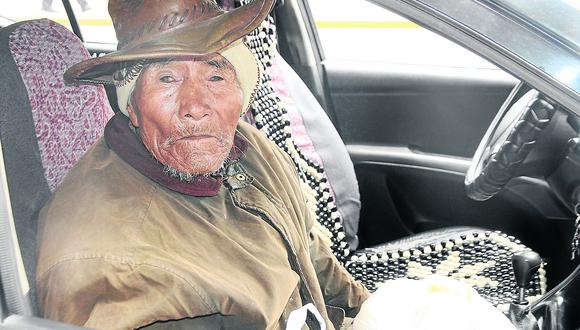 Anciano fue abandonado en la calle por sus malos hijos en Puno