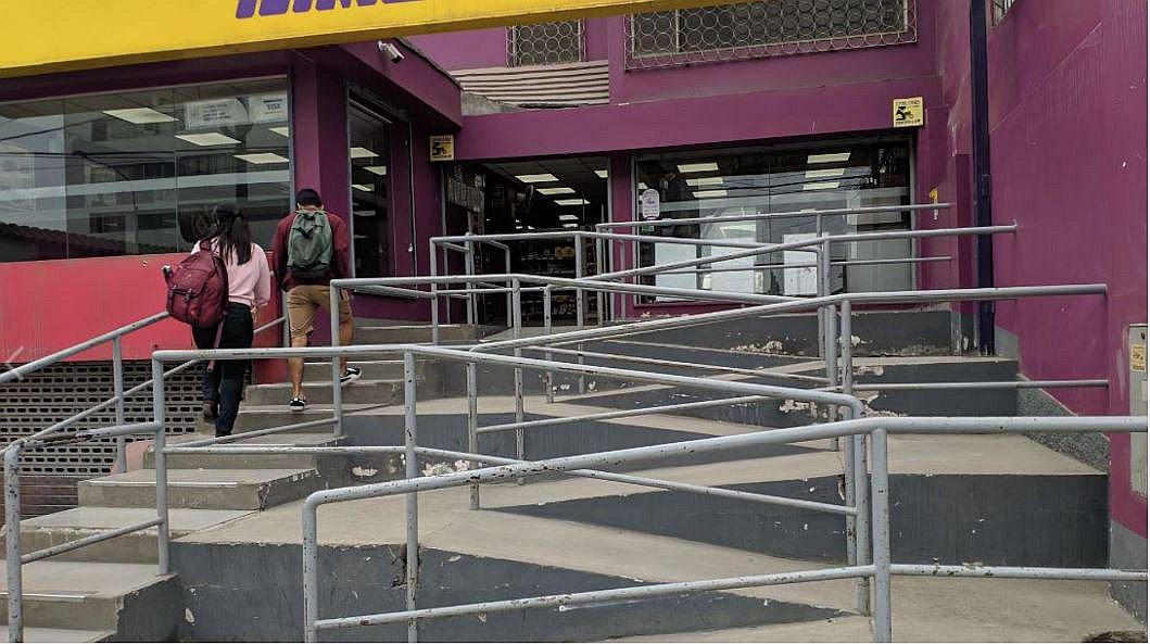 Cadena de tiendas causa polémica por su rampa para personas con discapacidad