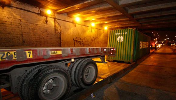 Container cae en bypass de Alfonso Ugarte 