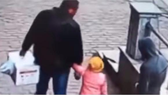 ​El angustiante momento en que un padre salva a su hija de ser secuestrada (VIDEO)