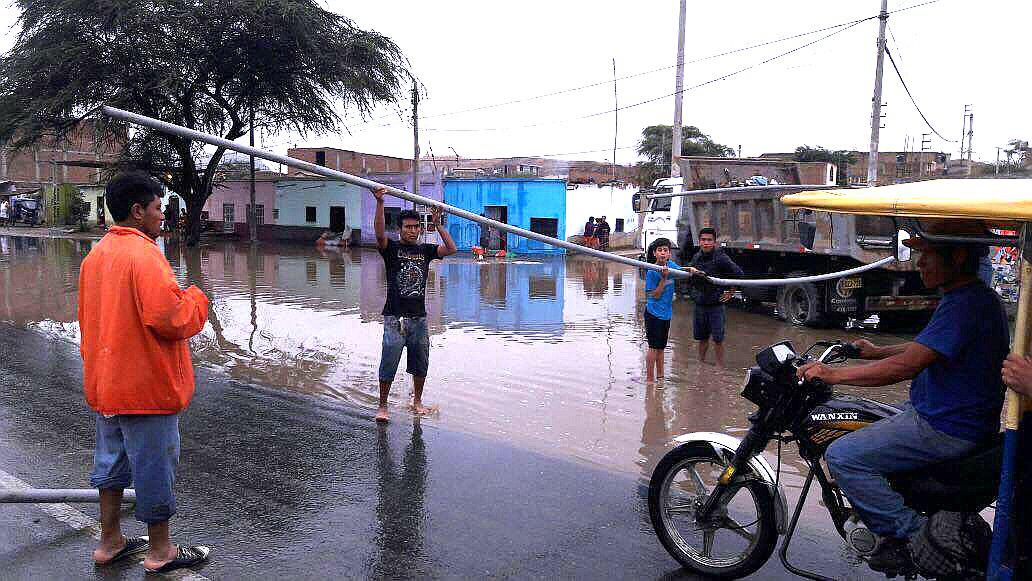 La Libertad: Tras intensa lluvia se forma laguna alrededor de cementerio en Paiján (FOTOS)