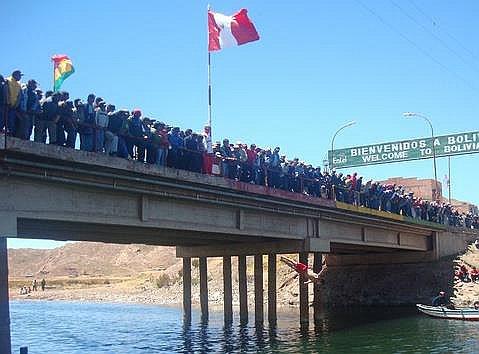 Puno: docentes se trasladan a desaguadero y bloquean puente internacional