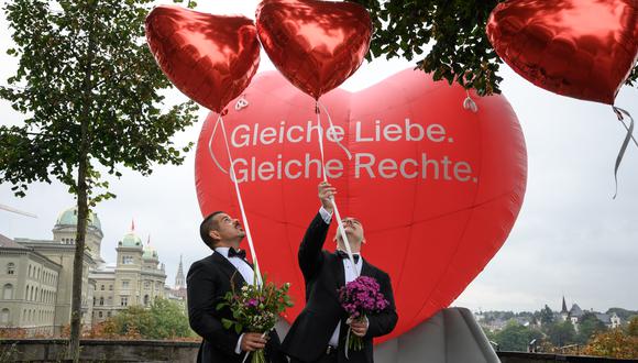 Una pareja gay posa durante un evento fotográfico durante un referéndum nacional sobre el matrimonio entre personas del mismo sexo, en la capital suiza, Berna, el 26 de septiembre de 2021.  (Foto: Fabrice COFFRINI / AFP)