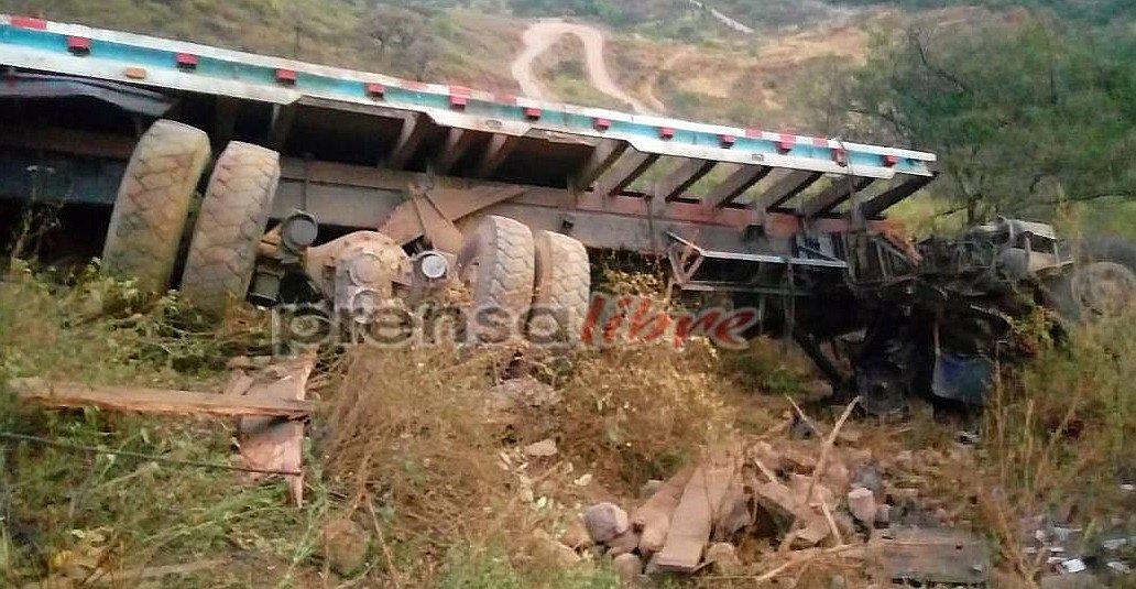 Camión cae a abismo y deja un muerto (VIDEO) 