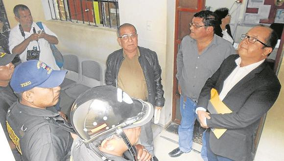 Impiden al alcalde Luis Ramírez ingresar al despacho de la municipalidad de Castilla