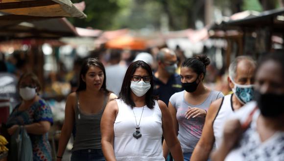 Los especialistas concuerdan en que la prioridad inmediata es vacunar a la mayor parte de personas en el mundo lo más pronto posible. (Foto: EFE)