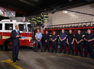 Obama visita a bomberos de Nueva York que participaron en el 11-S