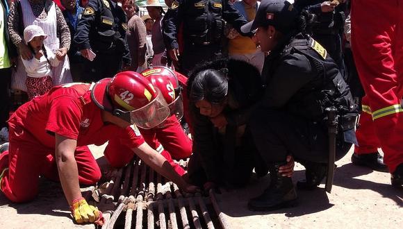 Mujer quedó atrapada en alcantarilla por varios minutos en Puno