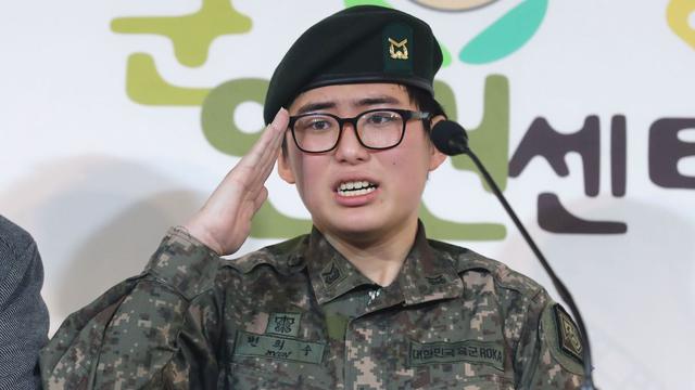 La sargento Byun Hee-soo expresó su deseo de permanecer en el Ejército durante una conferencia de prensa en el Centro Militar de Derechos Humanos para Corea en Seúl. (AFP).