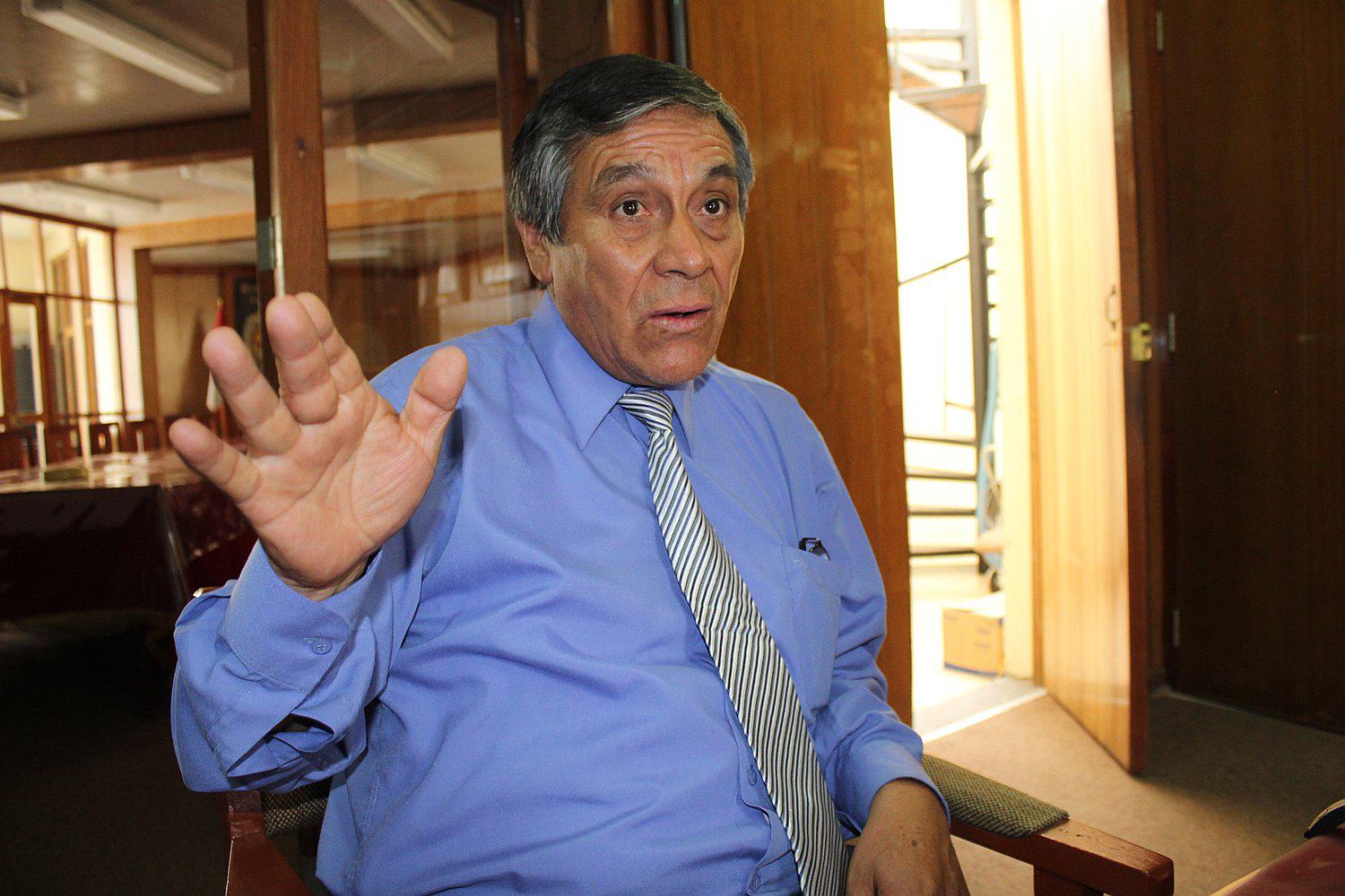 Rector denunció a candidato Pastor Watanabe