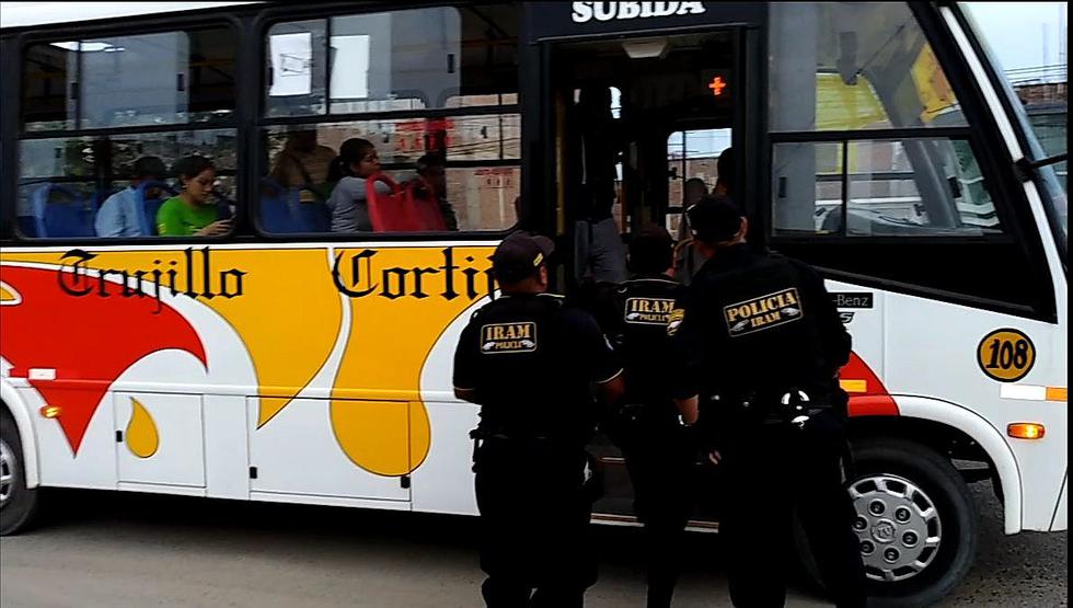 Trujillo: Agentes sensibilizan a pasajeros de micros y brindan números telefónicos para avisar en caso de robos (VIDEO)