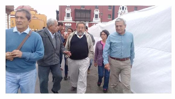 Alcalde Elidio Espinoza, funcionarios y arqueólogo Walter Alva inspeccionan obra de la Plaza de Armas (VIDEO) 