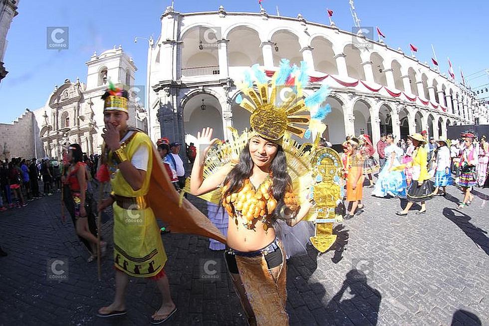 Niños y adolescentes desfilaron con trajes hecho con material reciclado en la Plaza de Armas (FOTOS)