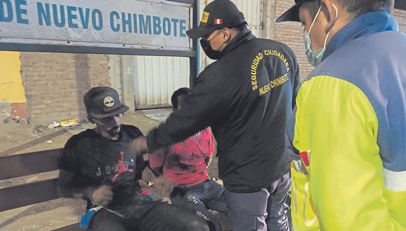 Dos ciudadanos venezolanos tenían en su poder un arma de fuego abastecida al momento de ser intervenidos por serenos.