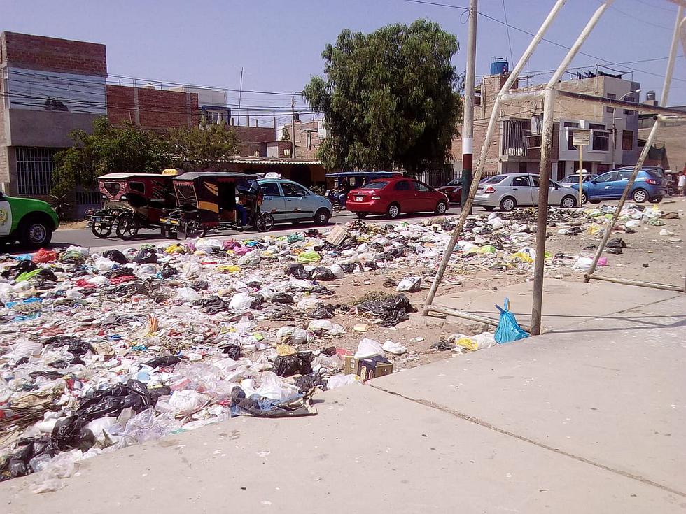 Montículos de basura 'adornan' exteriores de colegio donde sufraga una congresista