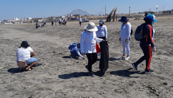 En campaña de limpieza que reunió a más de 100 personas; entre funcionarios de la comuna distrital de Huanchaco y miembros de la Marina de Guerra y el Ejército.