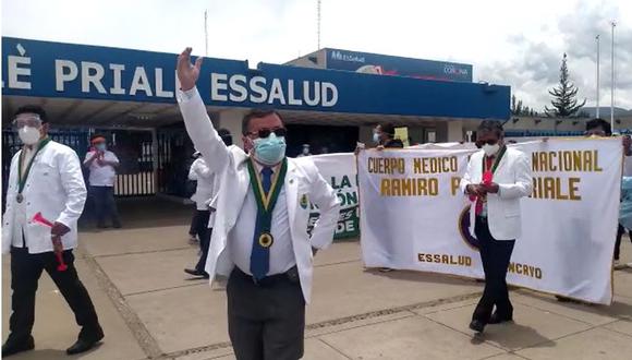 Médicos de Essalud salieron en singular protesta