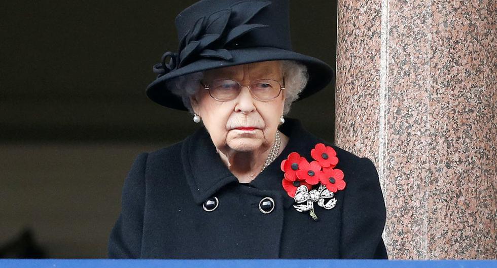 En esta foto de archivo tomada el 8 de noviembre de 2020, la reina Isabel II  asiste a la ceremonia del Domingo de Recuerdo en el Cenotafio, en Whitehall, en el centro de Londres. (PETER NICHOLLS / POOL / AFP).