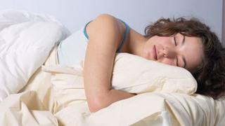 La postura en la que duermes puede perjudicar tu cerebro