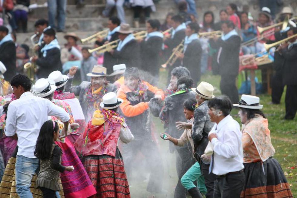 Vea la singular batalla de las Flores en Paccha (FOTOS)