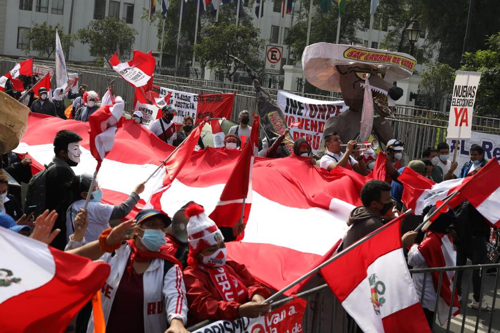 Los simpatizantes de Fuerza Popular y Perú Libre se concentran en los exteriores del Congreso por la elección de los nuevos magistrados del Tribunal Constitucional. Los grupos se encuentran frente a frente y un contingente policial se ubica en el centro de ambos en prevención a un enfrentamiento. (Fotos Britanie Arroyo / @photo.gec)