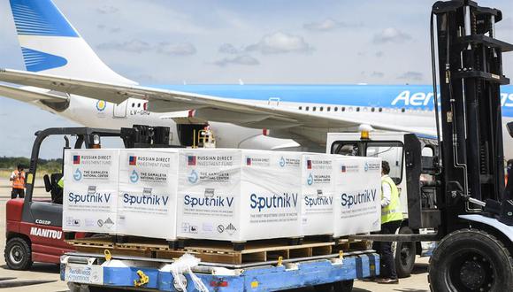 Una fotografía facilitada por la presidencia de Argentina muestra un cargamento de vacunas Sputnik V trans portado por Aerolíneas Argentinas transportaba desde Rusia. (EFE / EPA / PRESIDENCIA DE ARGENTINA)