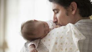 Licencia por paternidad: ¿Es viable el proyecto de ley que plantea ampliar los días de este derecho?