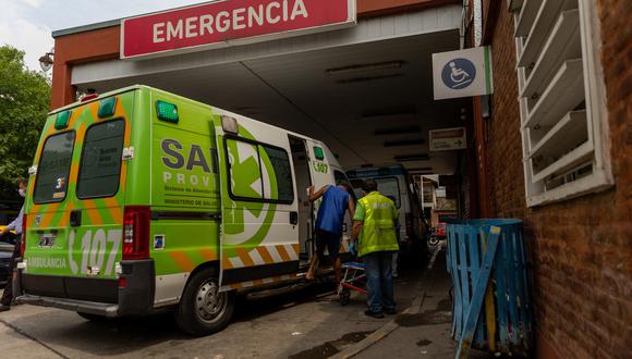 Un hombre llega a la sala de emergencias del Hospital Bocalandro después de haber sido envenenado con cocaína, en Loma Hermosa, provincia de Buenos Aires, Argentina. (Foto: Tomas CUESTA / AFP)