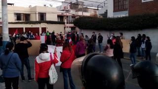 Pobladores hacen plantón en la sede del JNE de Arequipa
