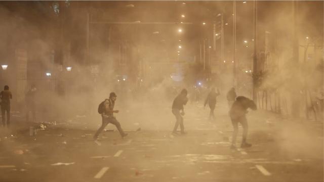 La situación se salió de control tras disparos de gases lacrimógenos y bombardas. Fotos: César Campos / @photo.gec