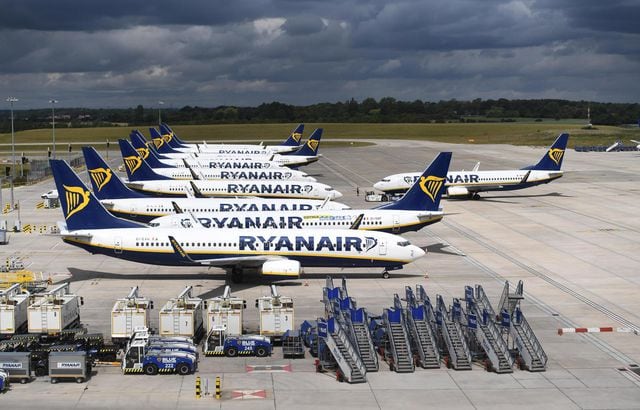 La irlandesa Ryanair es una de las aerolíneas más afectadas actualmente. La compañía disminuyó salarios en un 20%. (Foto: EFE)