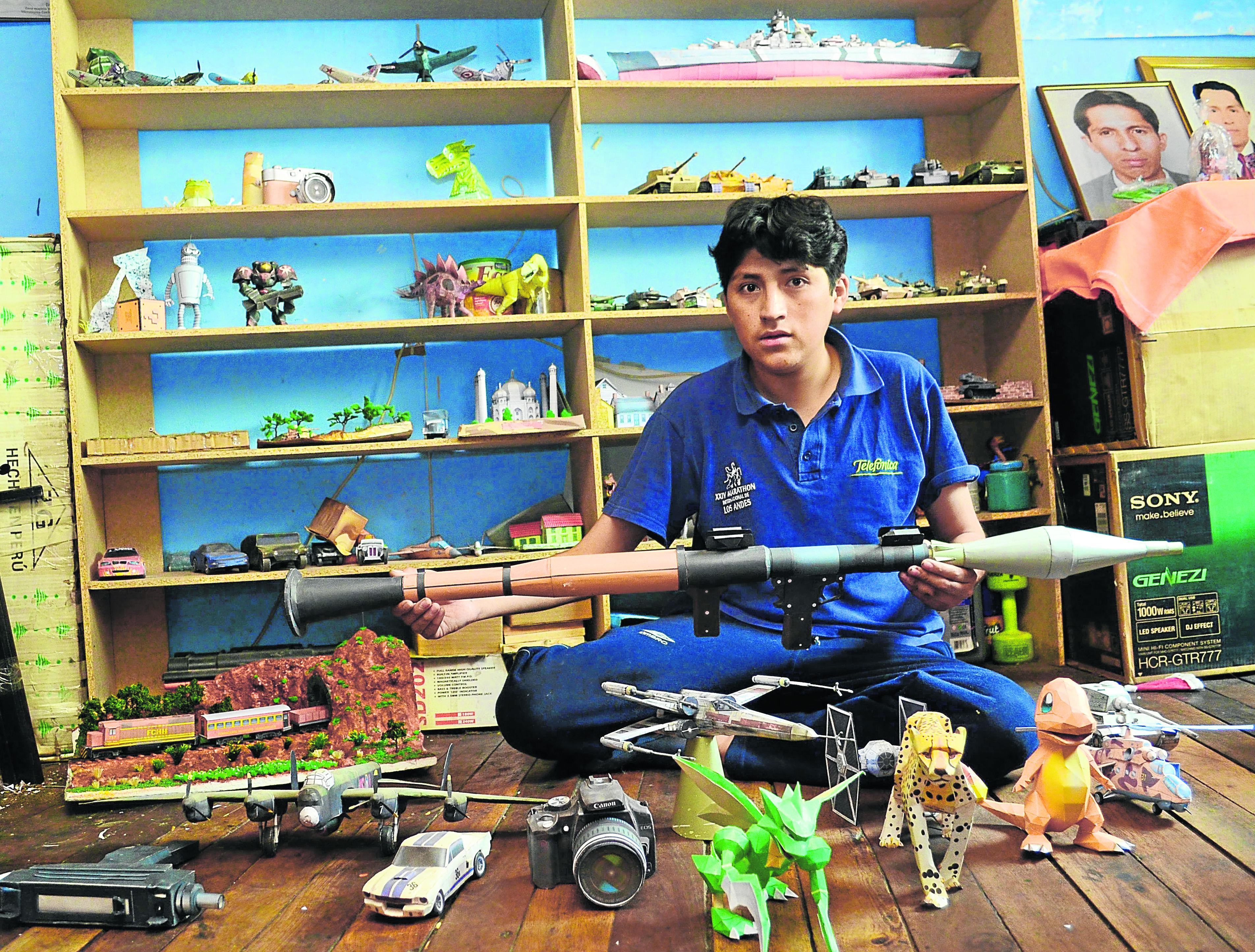 El artista que cura su estrés armando figuras de papel 