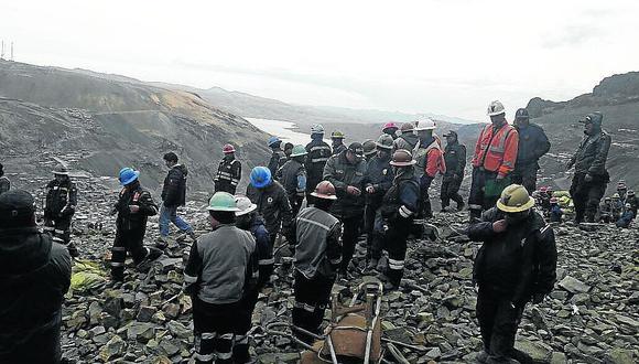 Mineros se enfrentan a contratistas y se oponen a abandonar zona de peligro