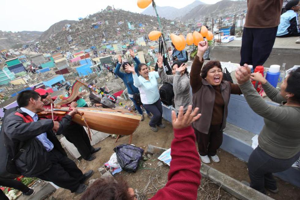 Así se vivió el Día de los Muertos en el cementerio de Nueva Esperanza (FOTOS)