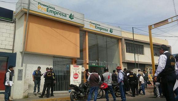 Armados roban 2 mil soles de financiera en Paucarpata