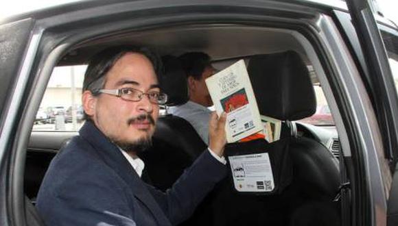 Empresa de taxis ofrece libros para leerlos durante el viaje