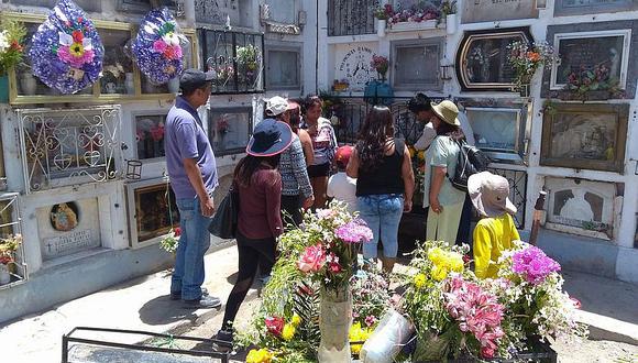 Cientos visitan a sus seres queridos en el cementerio de La Apacheta