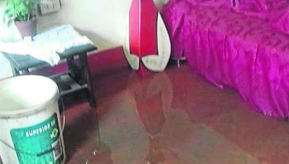 Colapso de desagüe inunda viviendas en la Urb. Santa María