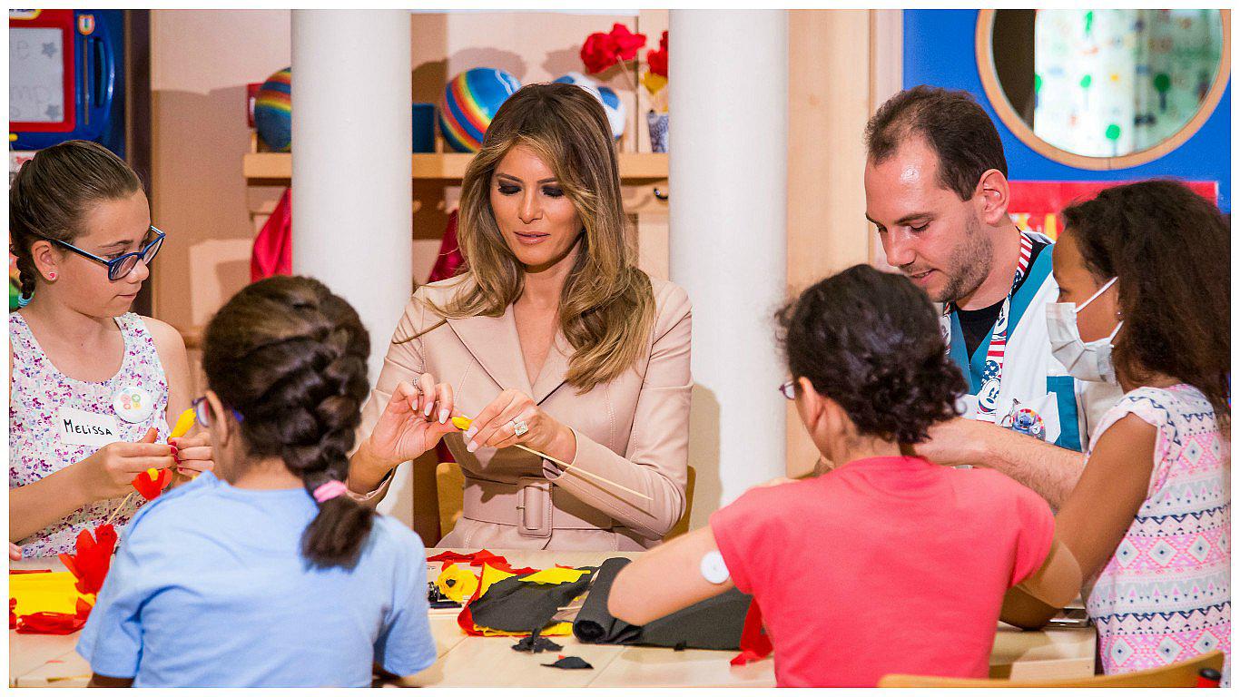 Melania Trump hace manualidades con un grupo de niños enfermos en Bruselas 