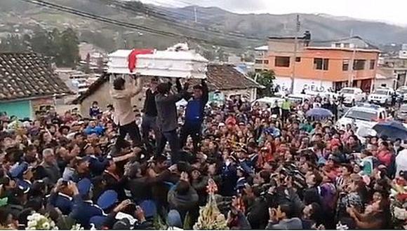 Así fue el entierro de las niñas asesinadas por el 'Monstruo de Andahuaylas' (VIDEO-FOTOS)