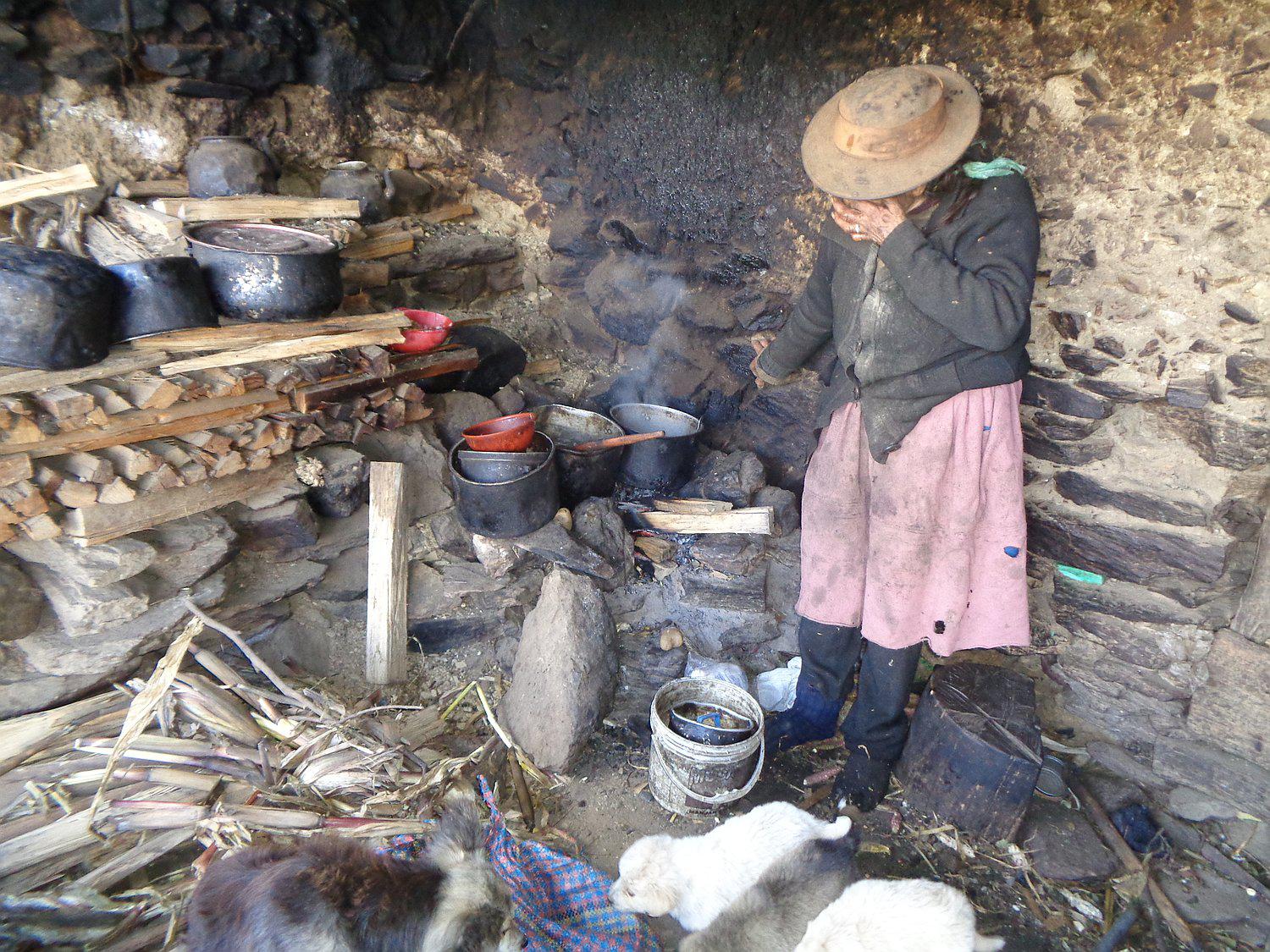 Anciana de 98 años en abandono, vive sin agua potable y no tiene ni para comer