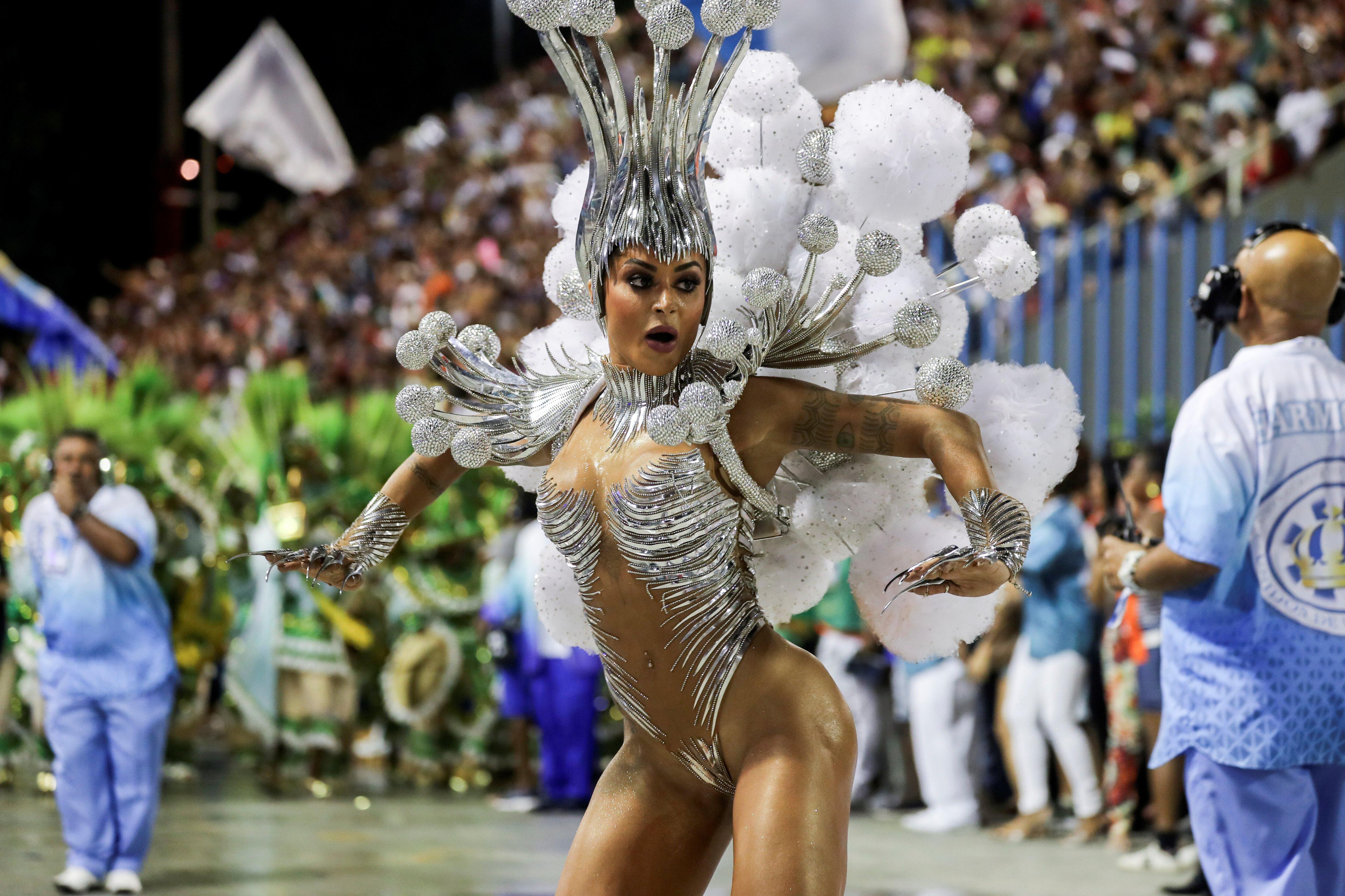 Aline Riscado, bailarina de la escuela de samba Villa Isabel participa de la segunda noche del Carnaval de Rio de Janeiro en el Sambódromo. (Reuters)